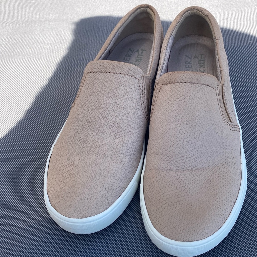 Naturalizer woman’s slip on Marianne sneaker size 8.5 W (wide)